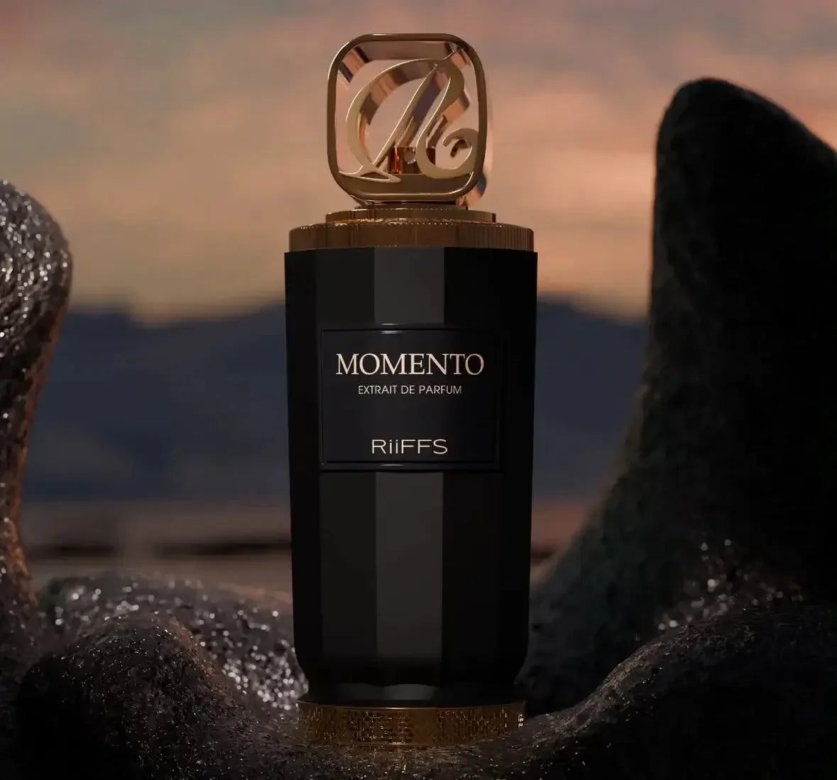 Schwarzer Luxus-Parfumflakon Momento von Riiffs mit goldener Kappe, elegant in Szene gesetzt