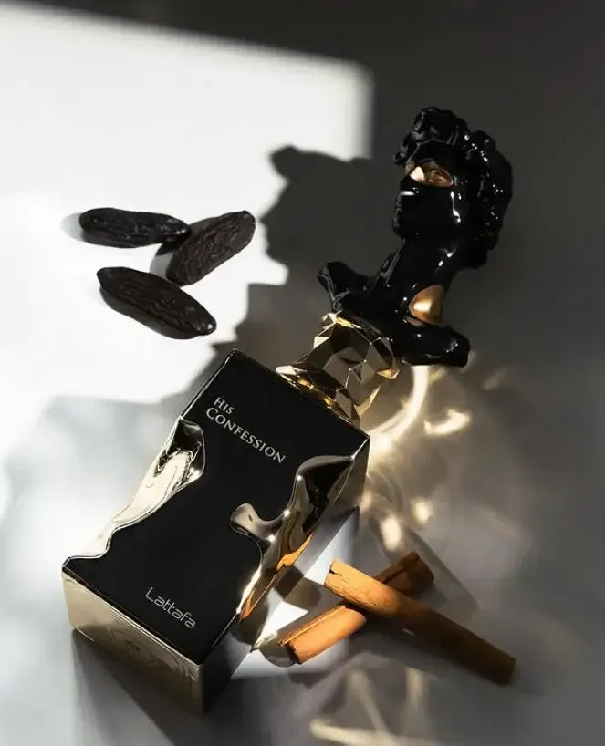 Luxuriöses Parfumflakon His Confession von Lattafa mit goldschwarzem Design, Tonkabohnen und Zimtstangen