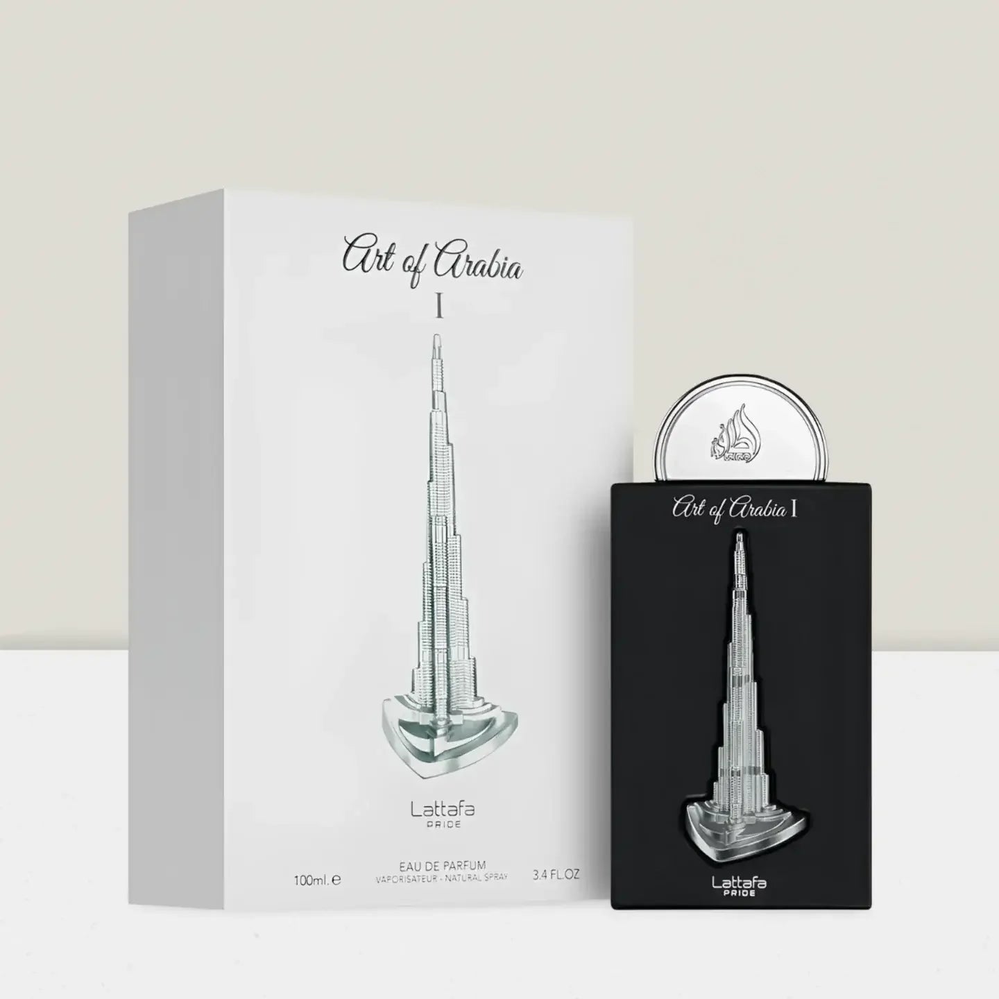 Luxusparfum Art of Arabia I von Lattafa, elegante schwarze Flasche mit silbernem Turm-Motiv neben passender Verpackung