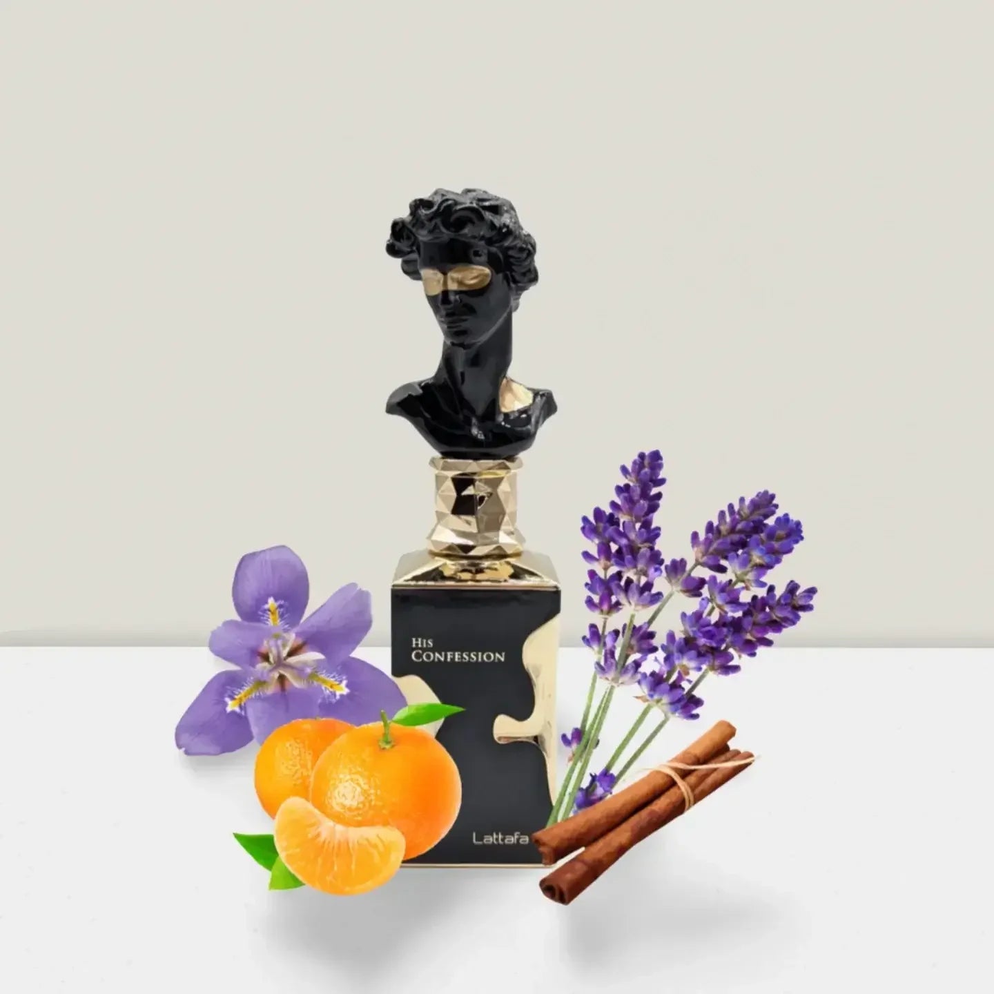 Luxusparfumflakon mit Skulpturendeckel, umgeben von Mandarinen, Lavendel, Zimt und Blüte