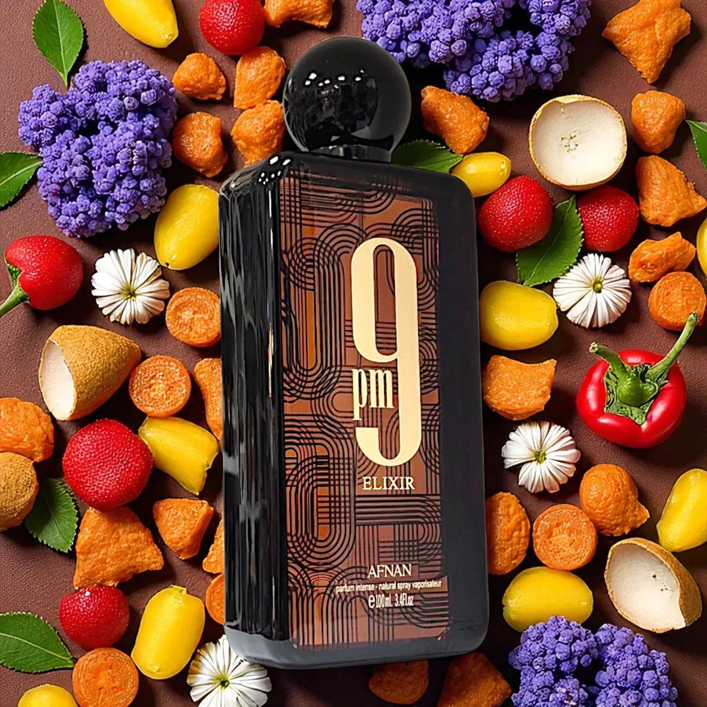 Afnan 9pm Elixir Parfumflakon umgeben von bunten Früchten und Blüten, luxuriöses Duftprodukt